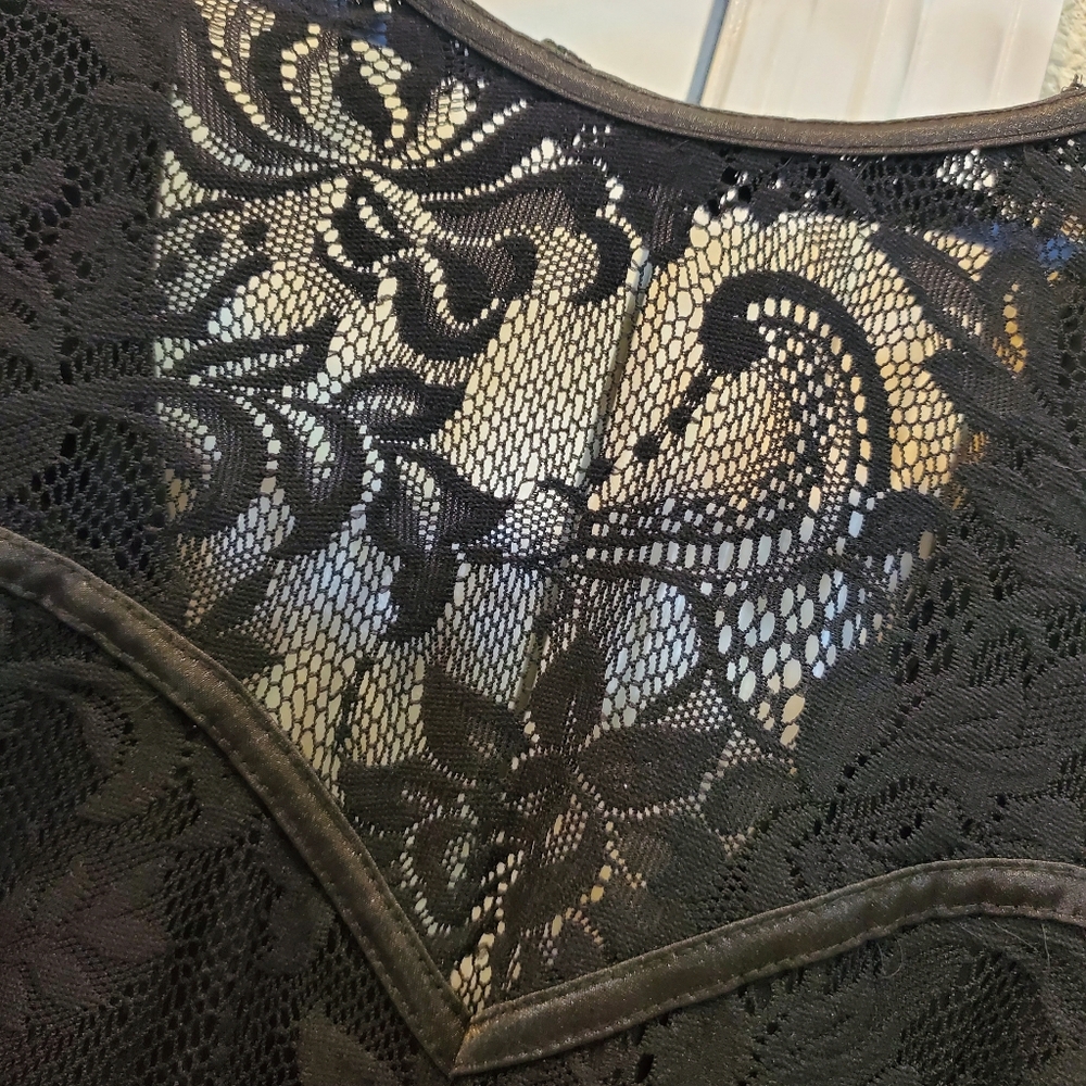 Lace‎ Top - Picture 2 of 5